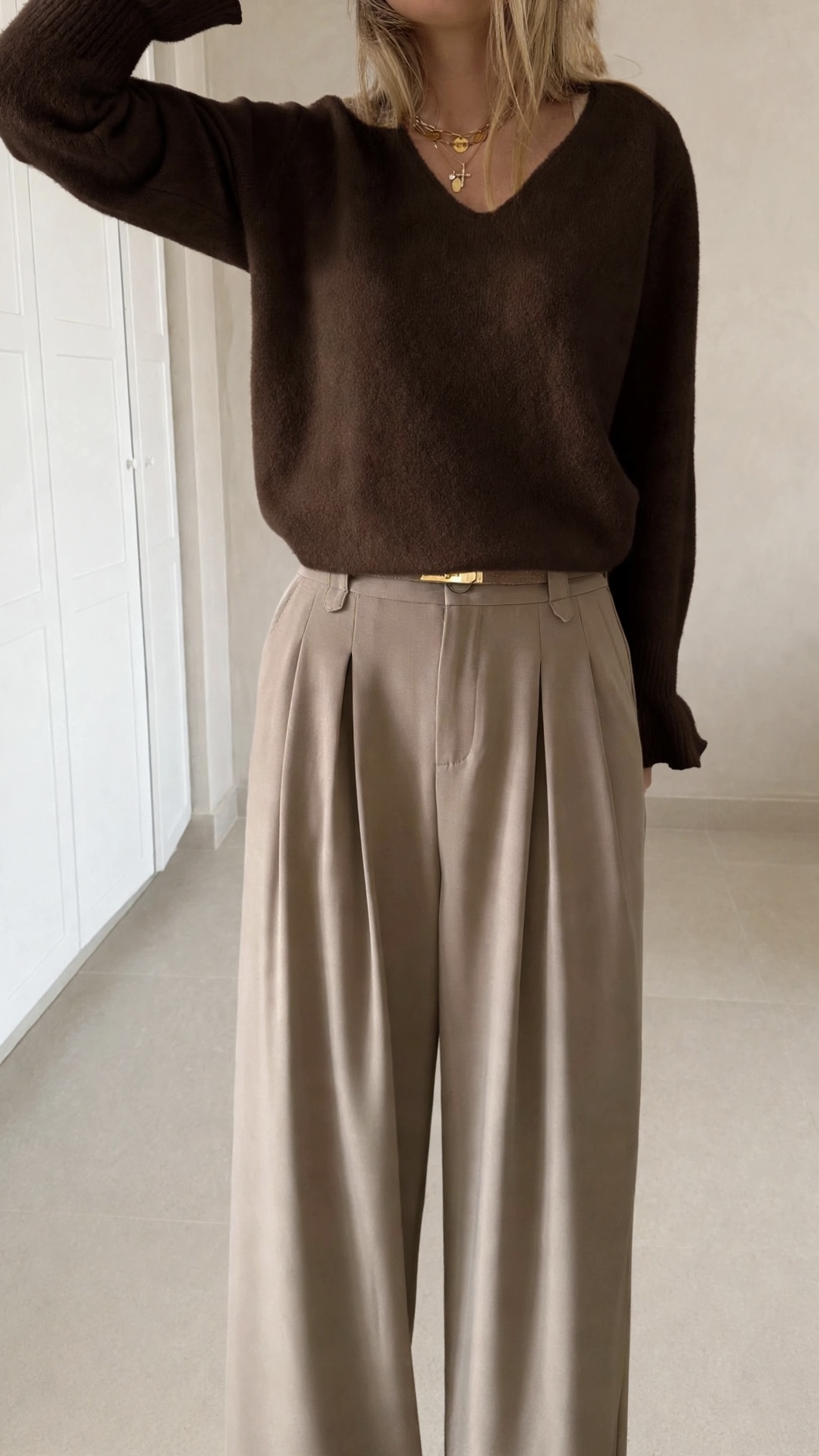 Pull femme marron col V manches longues avec pantalon beige fluide